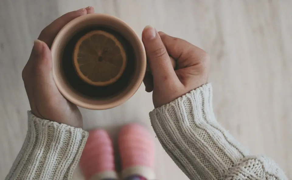 Çay fincanını tutan eller